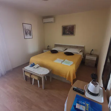 Guest House Jelsa 3*