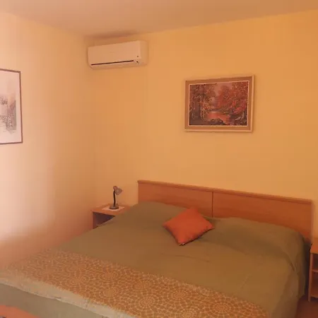 Guest House Jelsa Konukevi 3*