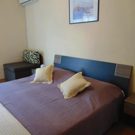 Guest House Jelsa Konukevi 3*