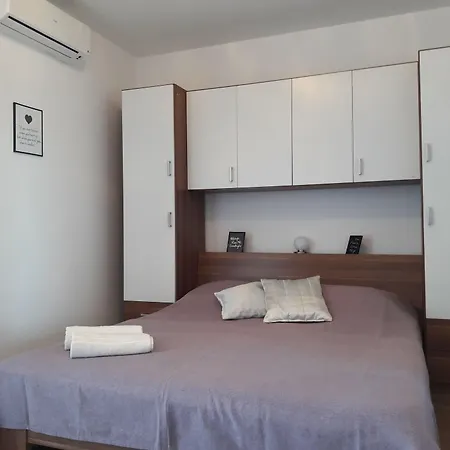 Guest House Jelsa Konukevi 3*