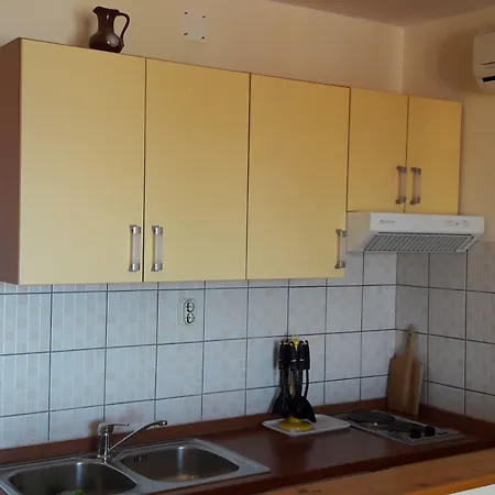Guest House Jelsa 3*