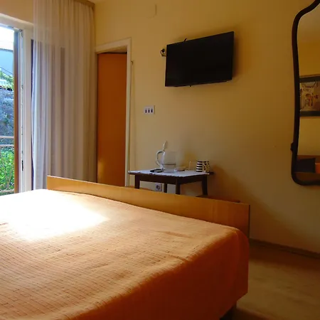 Guest House Jelsa Konukevi 3*